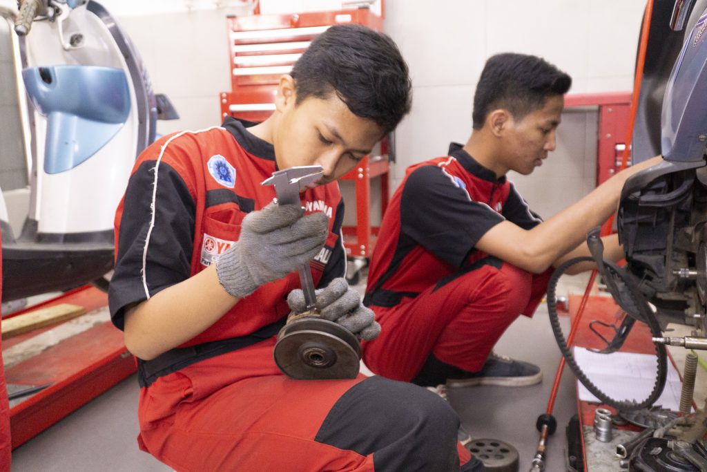 Praktik Teknik Sepeda Motor 2